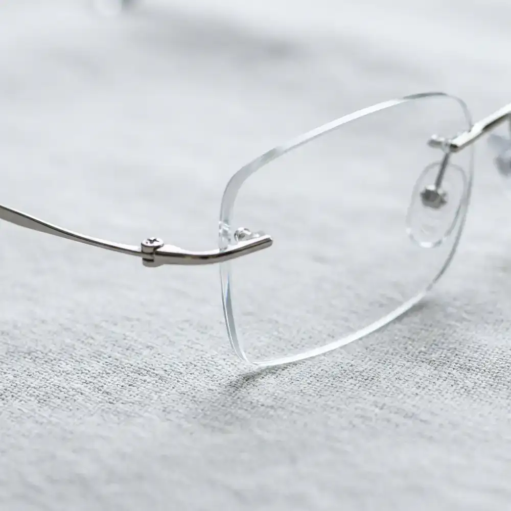 Close up of rimless glass edges and transparent silicone